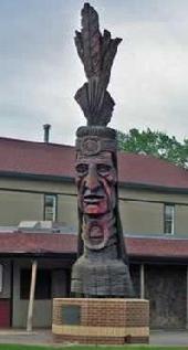 Mandan's Whispering Giant in 2007 with its center feather
